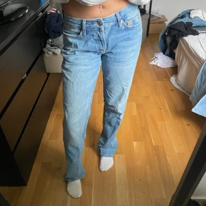 Blåa lågmidjade jeans - Blåa lågmidjade jeans i storlek XS, i fint skick
