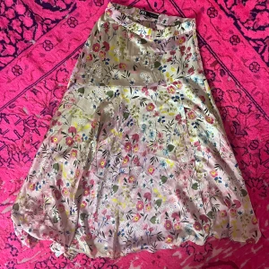 Långkjol Zara med blommor  - Långkjol med blommor från Zara i S, den har en slits