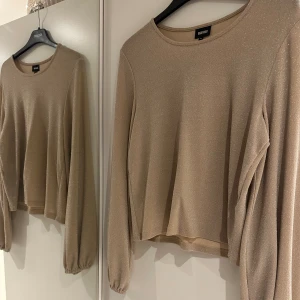 Glittrig blus - Glittrig blus från Bubbleroom Stl 38 Använd en gång 