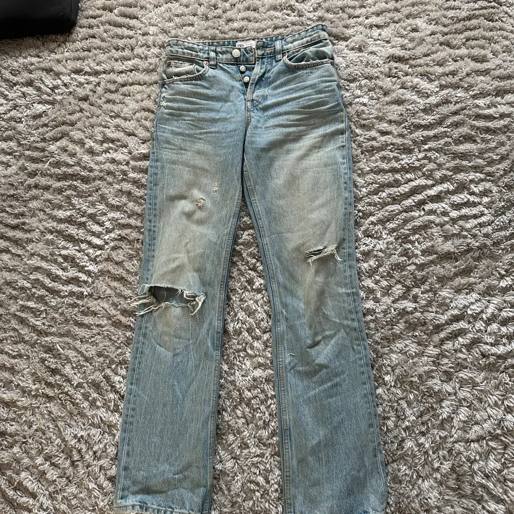 Super fina Zara jeans som är lågmidjade och utsvänga med snygga detaljer!!🔥🔥 I dessutom väldigt snyggt skick!!. Jeans & Byxor.
