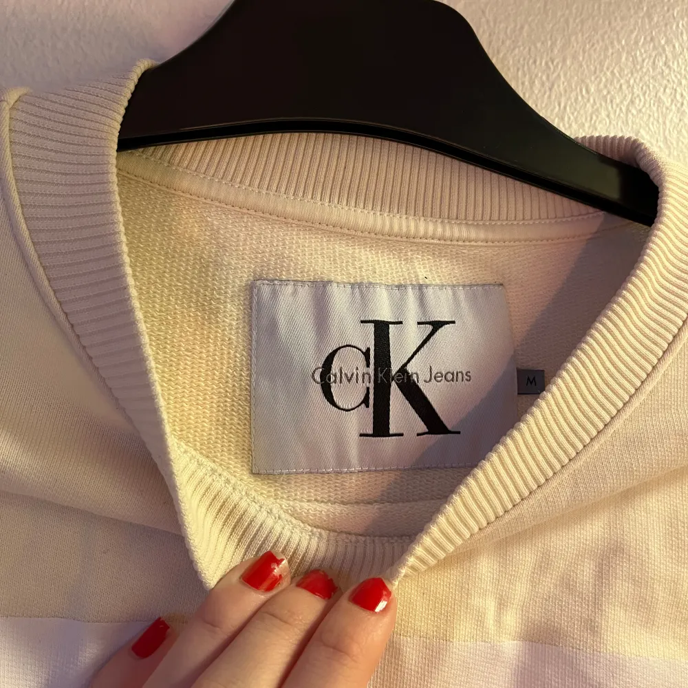 Äkta Calvin Klein i äggvit färg. Storlek M. Medel använd . Tröjor & Koftor.