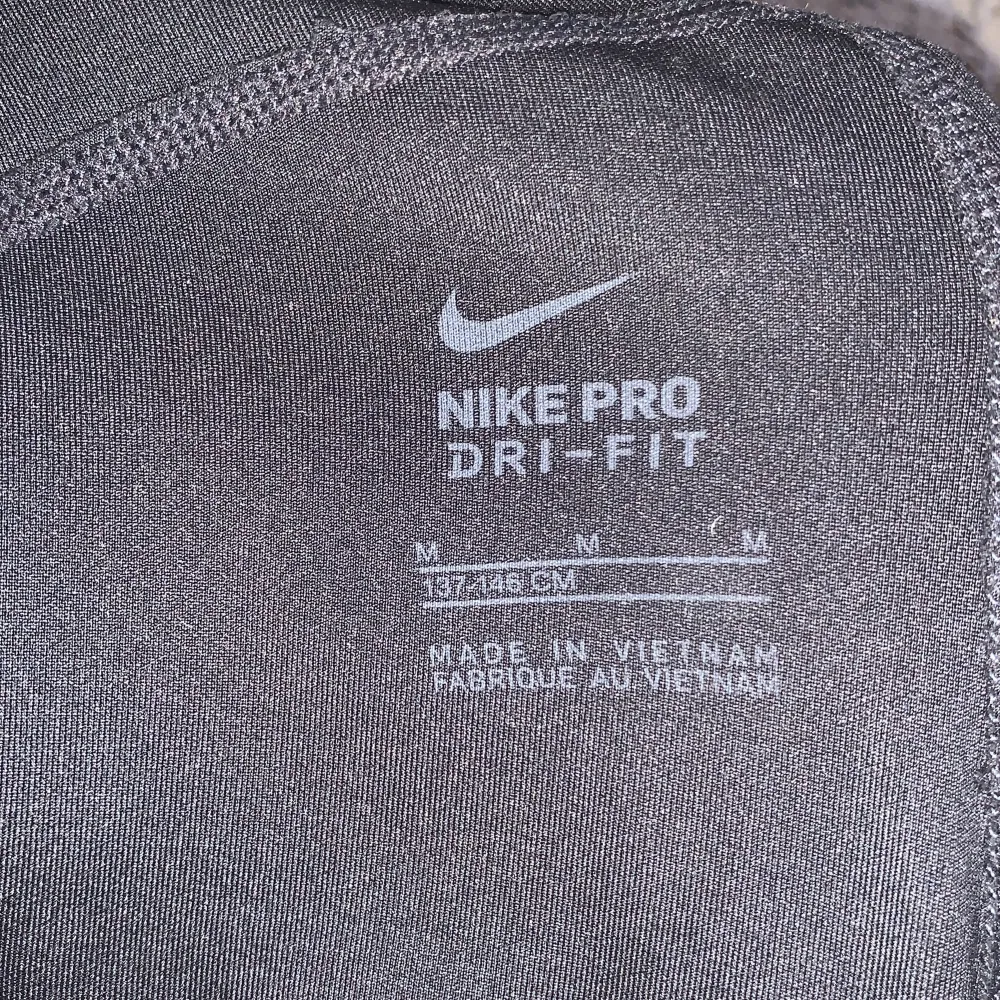 Säljer mina Nike pro i barnstolek 137-146 för jag andvänder dom inte. Pris kan diskuteras . Sport & träning.