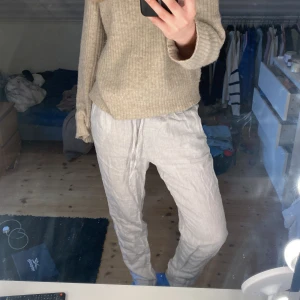 Linnebyxor - Ett par jättefina linnebyxor från H&M!! Jag säljer då de inte har kommit till användning och har köpt nya💕De är vita med små tunna blåa linjer på, linjerna syns inte från långt håll! De går hela vägen till marken på mig som är 172/173cm!! nypris 300