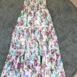 Mönstrad Långkjol  - En super fin Långkjol från ellos. Den är i väldigt bra skick , inga skador eller fläckar osv. Kjolen säljas inte längre på ellos. Nypris 600kr. Skriv privat för fler bilder eller frågor! Pris kan diskuteras såklart💗😊