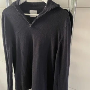 HalfZip - Köpt på volt, Bra skick, Passar INTE L, passar M. Nypris-1100kr