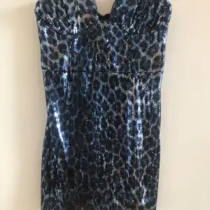 Blå leopard klänning från zara med prislapp på. Storlek m men är liten i storleken 