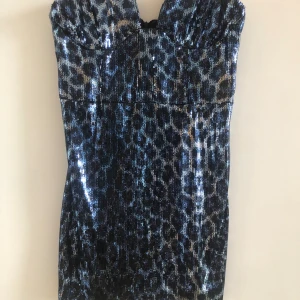 Glitter klänning  - Blå leopard klänning från zara med prislapp på. Storlek m men är liten i storleken 
