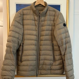 Moncler jacka - Tjena säljer min snygga Moncler jacka i storlek 3 motsvarar M/L den är i jättefint skick.