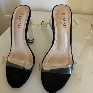 Simmishoes klackar - Klackskor ifrån Simmi shoes. Super fina inga defekter
