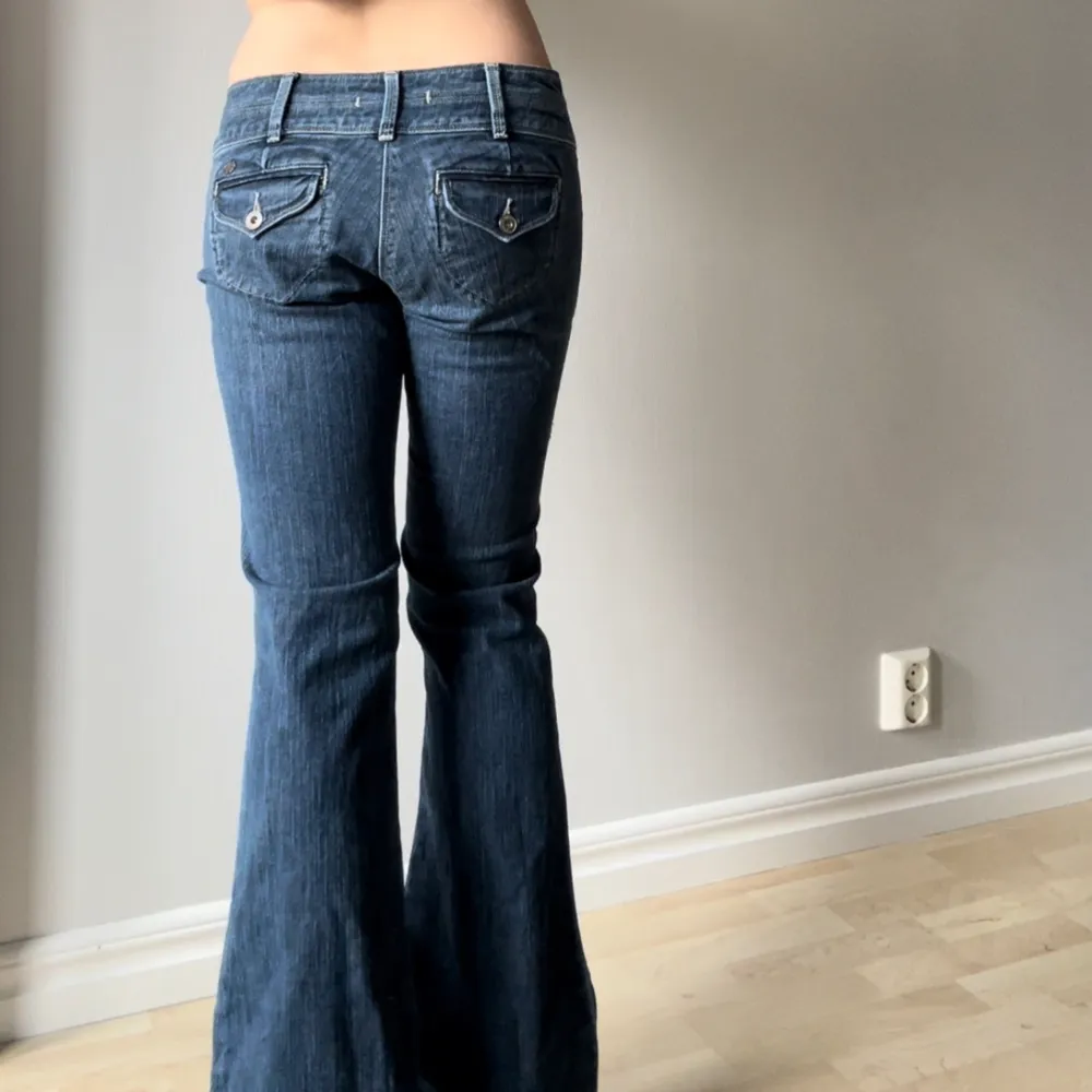 Midjemått tvärsöver 38cm Innerbenslängd 84cm💞. Jeans & Byxor.
