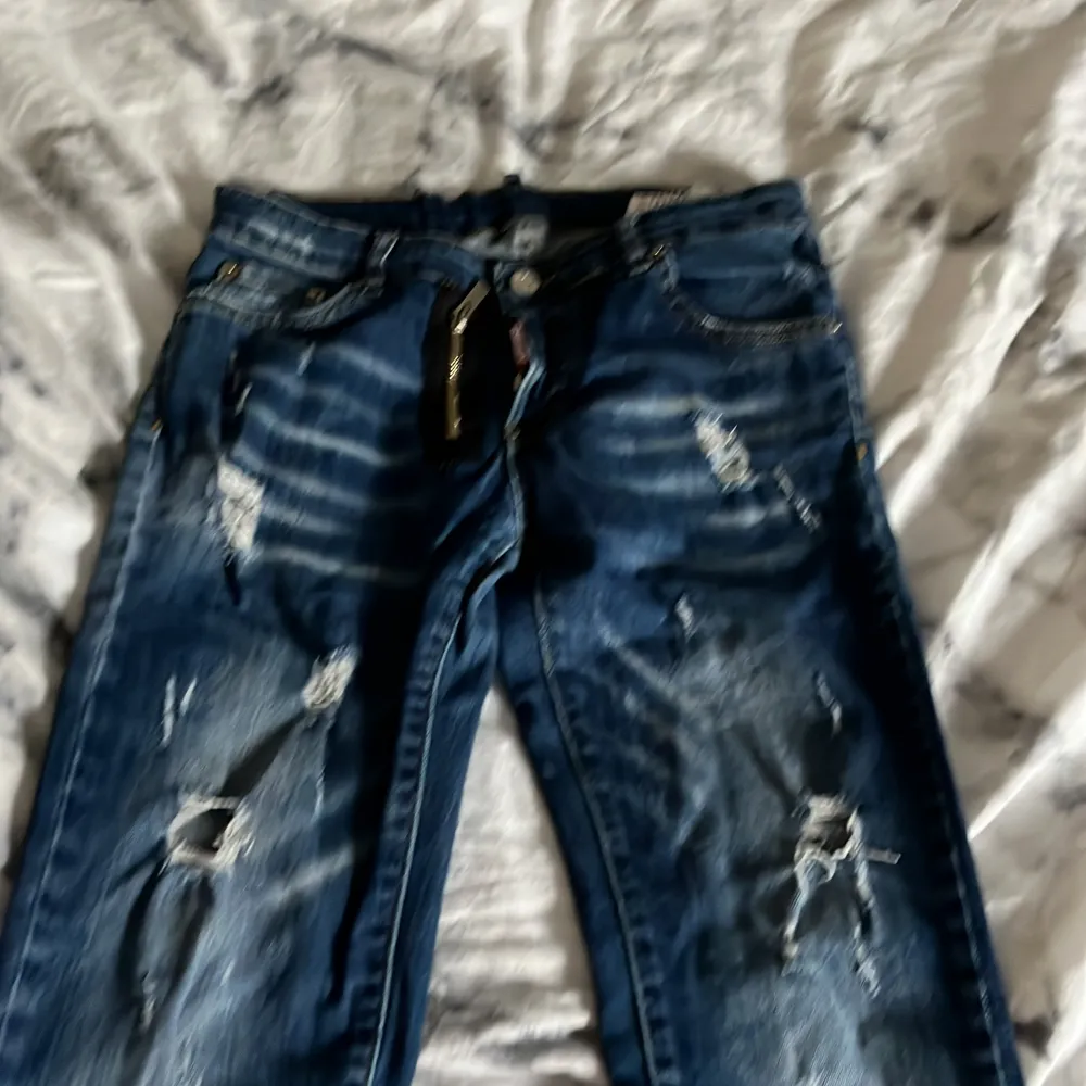 Säljer nu mina fina dsq2 jeans om du har någon fråga är det bara att skriva . Jeans & Byxor.