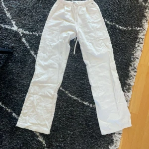 Linnebyxor  - Linnebyxor från pullandbear i storlek xs, byxorna är i gott skick☺️säljer för 120 där frakt ingår 💞 Nypris 300:) 