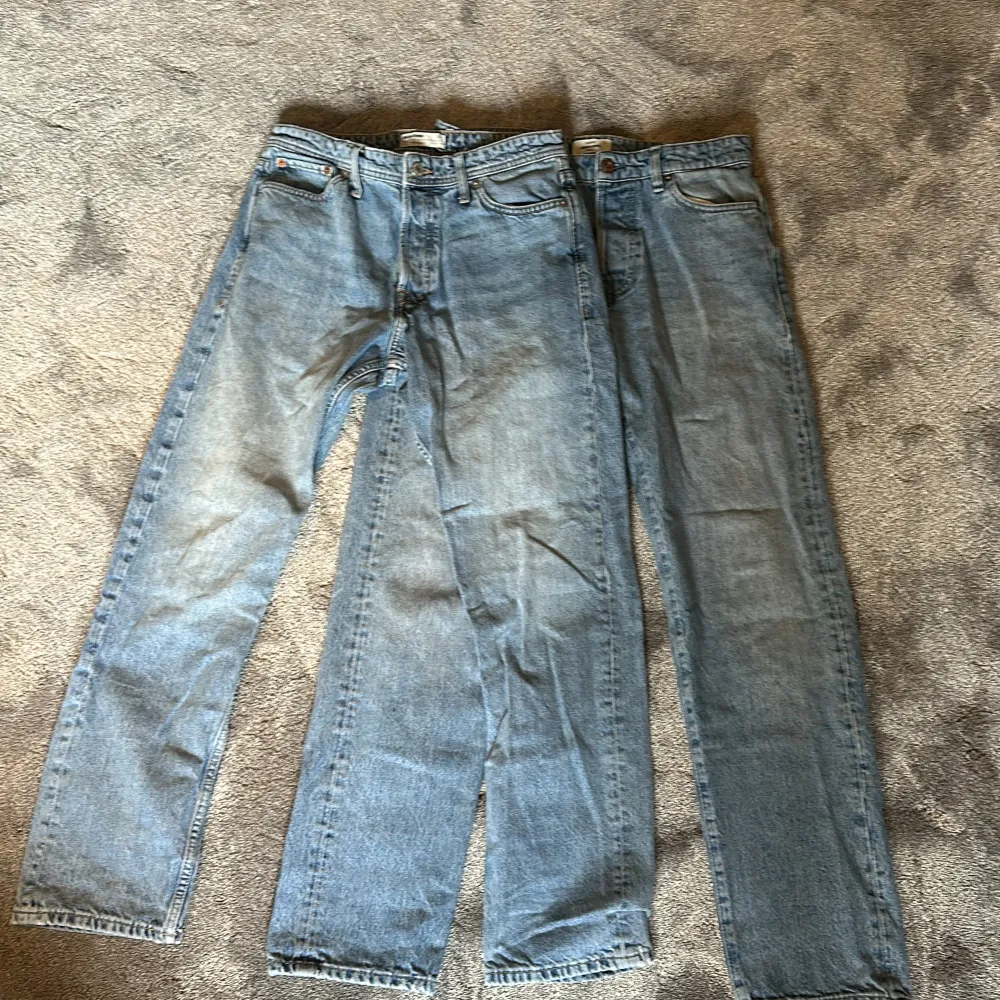 Säljer nu 2 par Jack and Jones jeans i storlek 31-32 Och 30-32. Båda är loose chris. Kom pm om du vill ha mer bilder!. Jeans & Byxor.