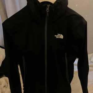 North Face Jacka Dry Vent - Så så fräsch och skön att röra sig i speciellt när man är ute på utflykter🤩 Säljer denna pågrund av att jag köpt en liknande ny. Detta är ett måste i garderoben🫶🤭 Skriv om du undrar över något💕💌