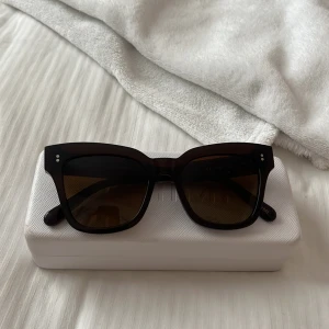 Chimi - Fina chimi, bruna i modell 07. Bra skick o inte ”slappa” så de trillar av. Finns inte längre!