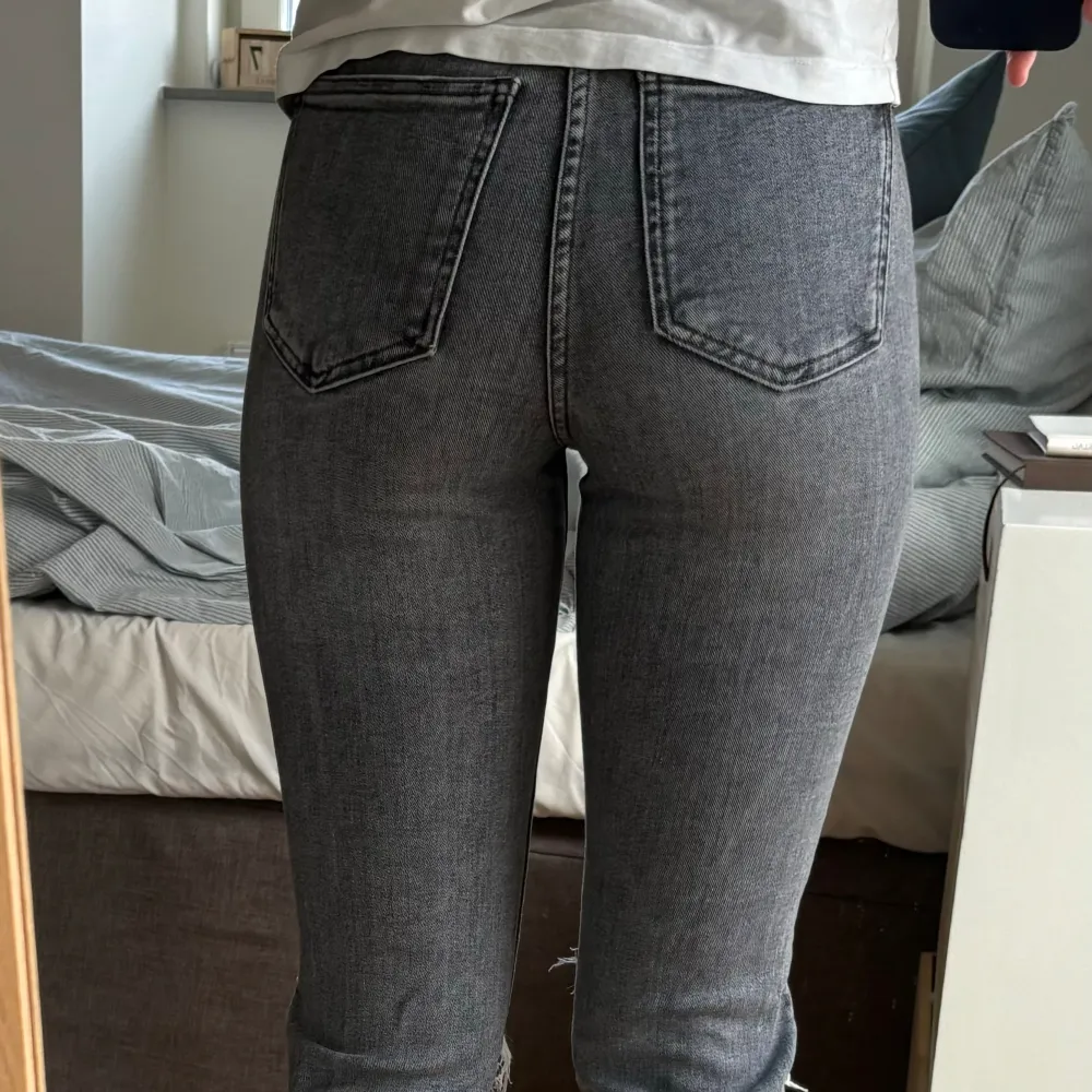 Säljer dessa gråa jeans från zara pågrund av att de inte kommer till användning De är highwaist och bootcut Storleken är 34. Jeans & Byxor.