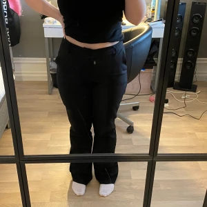 Kostymbyxor  - Jag säljer då mina kostymbyxor från bikbok, då dem tyvärr är förstora, dem är i ett väldigt fint skick, använt fåtal gånger. Hör gärna av er om ni har några funderingar eller vill se fler bilder☺️ pris kan diskuteras men ca 400kr + frakt