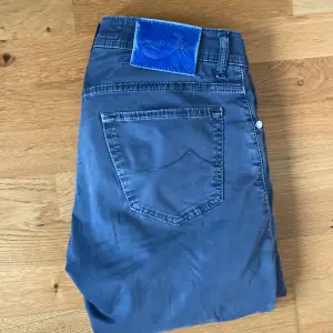 Ett par snygga och unika jeans ifrån Jacob cohen i grå färg storlek 32 och mycket bra skick skulle säga runt 8 eller 9 av 10