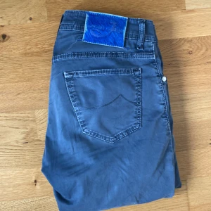 Jacob cohen - Ett par snygga och unika jeans ifrån Jacob cohen i grå färg storlek 32 och mycket bra skick skulle säga runt 8 eller 9 av 10