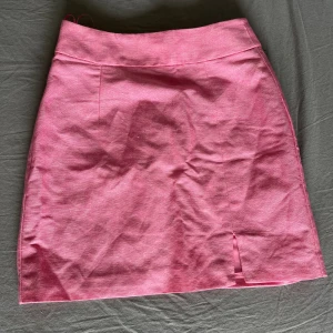 Kjol - Kjol i linnemix, Använd 2-3 gånger, strl 34, från Gina tricot, dragkedja bak och en liten slit fram på vänster lår, så så fin