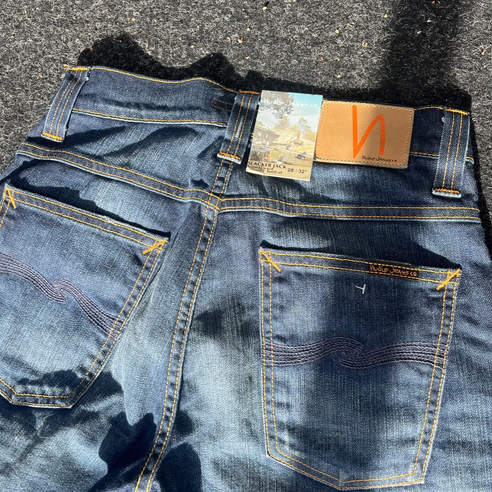 Säljer dessa feta Nudie jeans! Skick 9/10 hör av er vid minsta fundering😊. Jeans & Byxor.