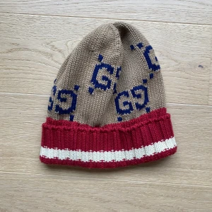 Gucci mössa - Hej! Säljer denna naturligtvis äkta och snygga mössa ifrån Gucci. Mössans nypris ligger runt 4-5 tusen och den är i väldigt bra skick. Vill helst bara ha av mig mössan, därför lågt pris. Kontakta vid funderingar och priset kan diskuteras!