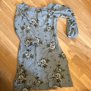 Blommig klänning  - Super söt klänning, aldrig använd 