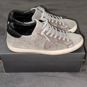 Philippe Model skor - Skitsnygga och unika Philippe Models som inte går att hitta. Perfekta nu inför sommaren. Pris kan diskuteras vid snabb affär. Kom privat för fler bilder