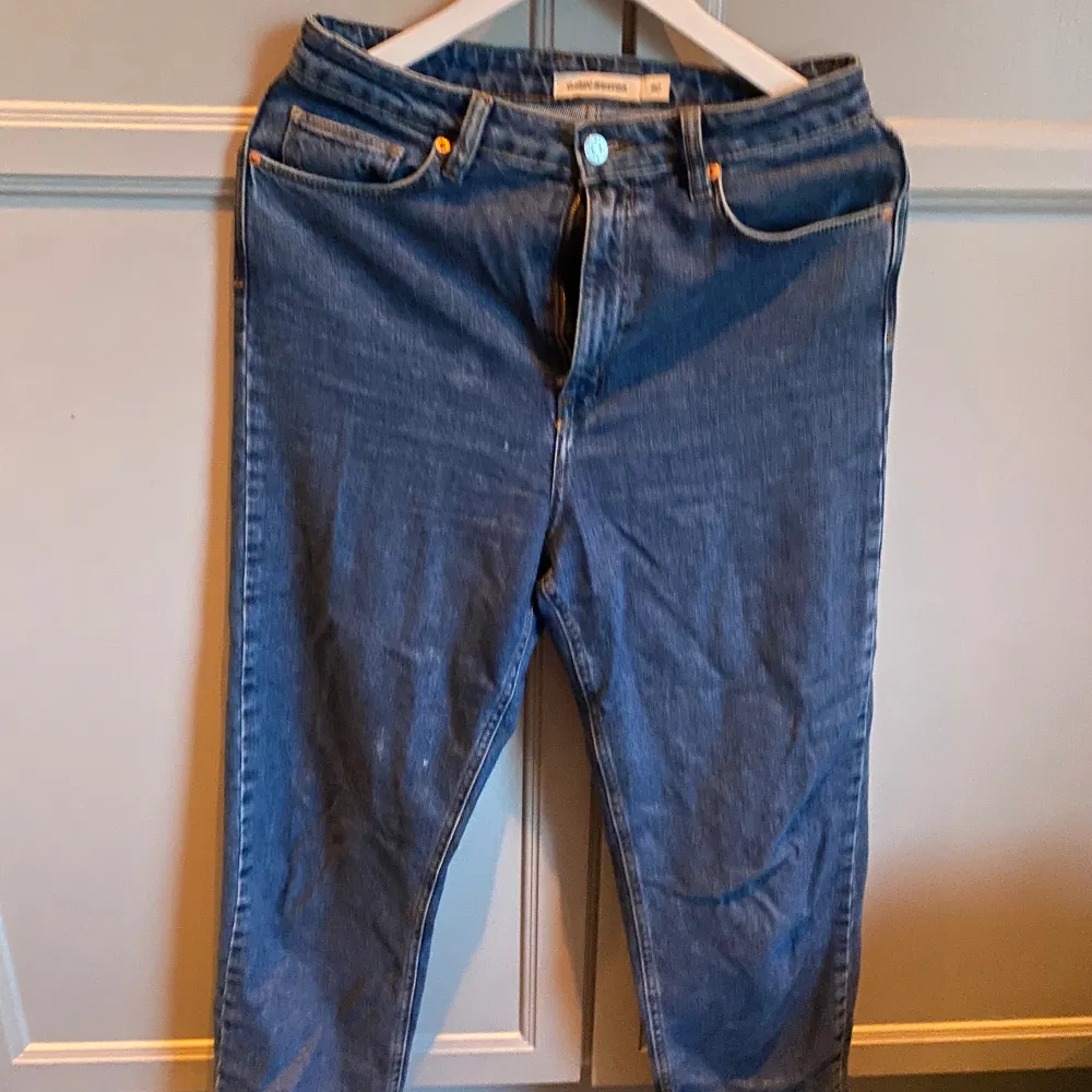 Helt nya Carin Wester jeans.  Storlek 40/M Kortare modell som slutar vid ankel  Supersköna och stretchiga!   Nypris 1200kr  Helt rökfritt och djurfritt hem. . Jeans & Byxor.