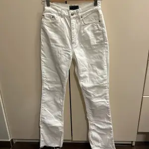Säljer dessa jätte fina vita högmidjade jeans från asos i storlek 26/32