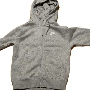 Säljer en zip Hood ifrån Nike ny pris 750