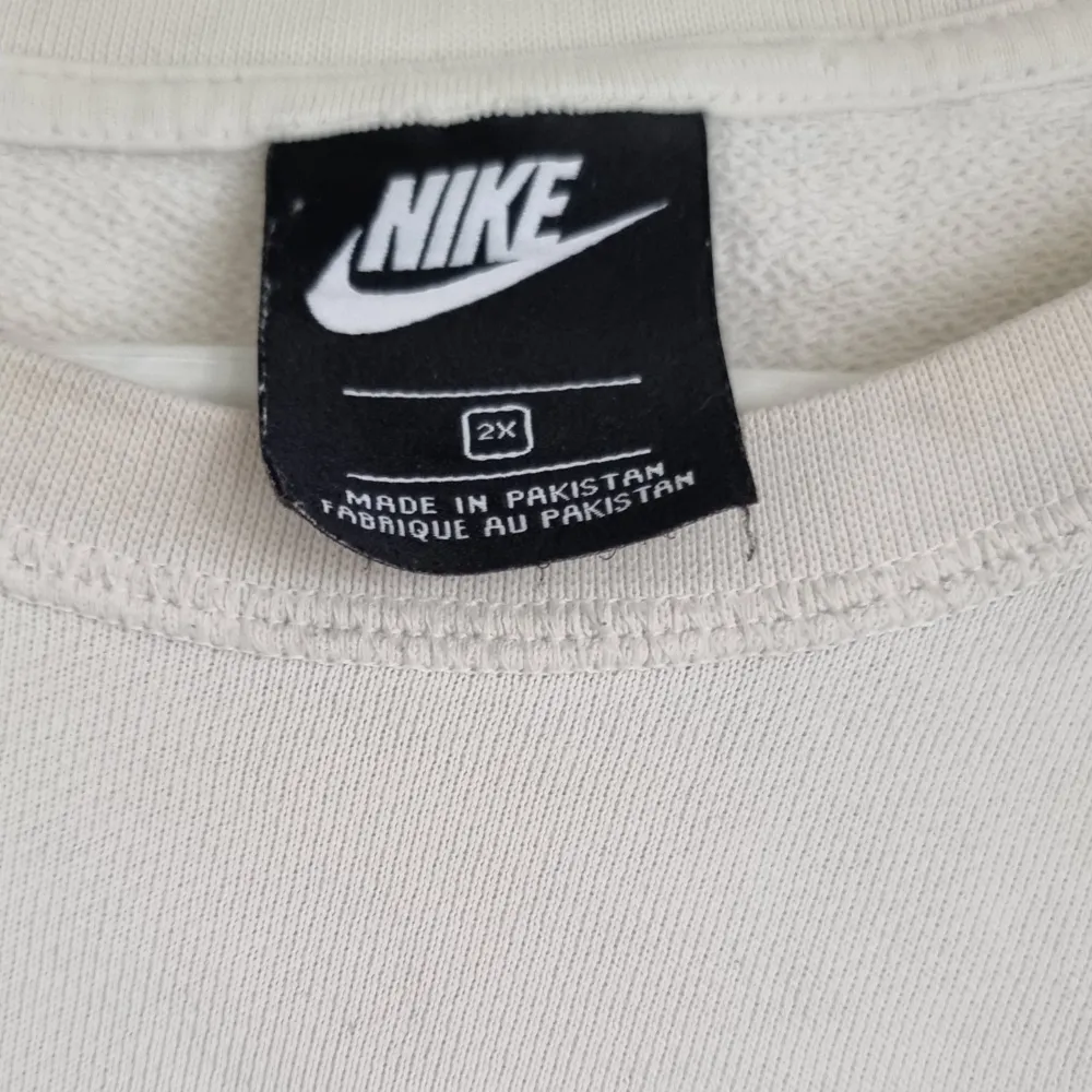 Nike sweatshirt, passar en M/L🩷 Har en liten fläck som syns på bild 3 samt 2 super små hål som knappt syns vid det svarta märket, syns också på bild 3. . Tröjor & Koftor.