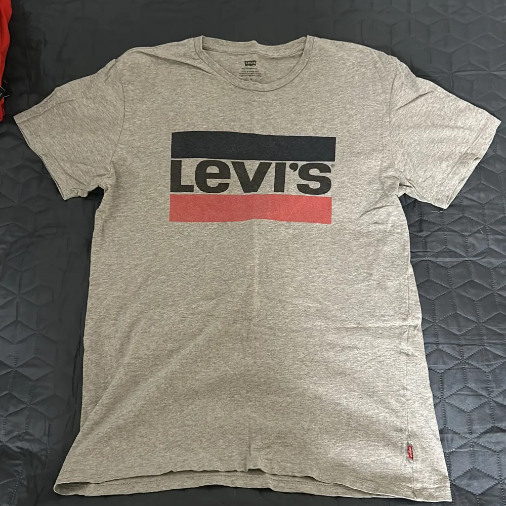 Clean Levis tshirt med stort tryck. köptes för längesen men ej särskilt använd, 9/10. T-shirts.