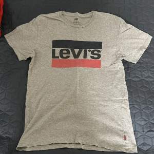 Clean Levis tshirt med stort tryck. köptes för längesen men ej särskilt använd, 9/10