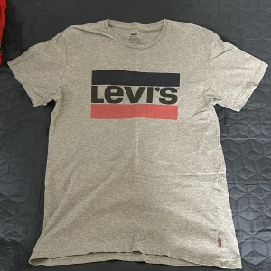 Levis T-shirt - Clean Levis tshirt med stort tryck. köptes för längesen men ej särskilt använd, 9/10