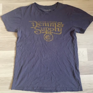 Ralph lauren t-shirt - Säljer denna otroligt feta Ralph lauren t-shirten perfekt inför sommaren | 8/10 skick, förekommer minimala hål | Hör gärna av vid frågor och funderingar! (Priset är ej hugget i sten!)
