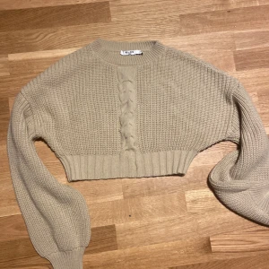 Croppad tröja  - Croppad tröja från nakd i storlek 36. Har aldrig använt den så den är i nyskick☀️ säljer pga för liten storlek
