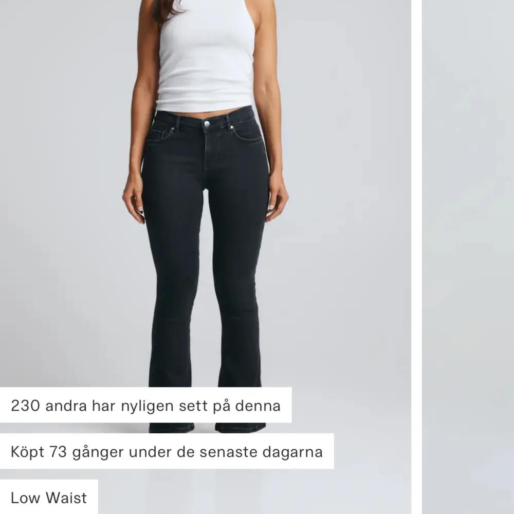 Ett par mörkgråa low flare jeans ifrån Bikbok. Storlek S31💞 Nypris 699. Jeans & Byxor.