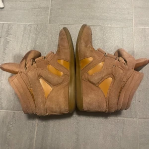 Klackskor  - Isabel marant liknade skor, oranga🧡 Som ni ser så är dem lite slitna( bild 3) inget som syns när man har på sig. Storlek 39 passar även 40🧡