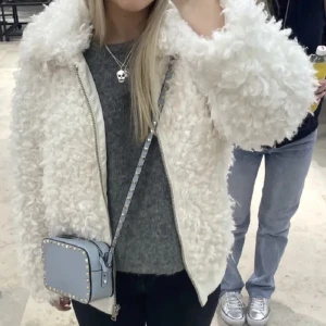 Jacka  - Jätte fin jacka som passar jätte bra till våren. Köpte på plick men kommer inte till användning❤️