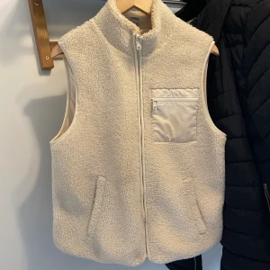 Teddy väst  - Säljer min Teddy väst från Lindex, storlek M🫶🏼