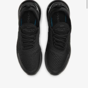 270s - Säljer dessa skorna använt ett par gånger ena bubblan har lite dålig luft !  Stolek 38  Passar både kvinnor 