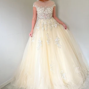 Prinsessklänning - Helt oanvänd balklänning med lappar kvar från LQ Designs. I storlek 42, men passar med som är storlek 38 bra. Jag på bilderna är 172cm lång (utan klackar)💕Priset i butik var 5900kr, jag säljer för 3000kr! Kan posta, men går även att hämta i Göteborg❤️