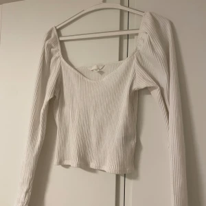 Ribbad lång ärmad top  - En fin vit långärmad top med ribb matrial. Använd 1 gång 