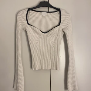 Fin vit tröja - Vit långärmad tröja/ topp från hm med fina detaljer. Skicka för fler bilder!💕