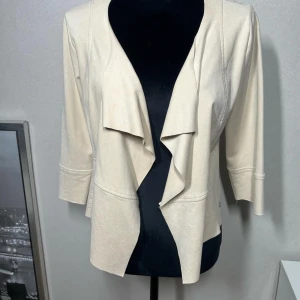 Bolero beige - Jätte fin Bolero som är beige. Använd några gånger i fin skick! 