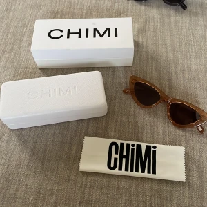 OANVÄNDA CHIMI glasögon  - Oanvända chimi solglasögon. Modell 006 i färgen peach 