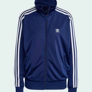 adidas zip-hoodie - säljer nu mina skitcoola adidas zip-hoodie pågrund av att den knappt används. Den säljes i nytt skick💛