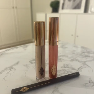 Charlotte Tilbury pack  - Charlotte Tilbury pack. Helt ny concealer och eyeliner. Lip gloss hälften kvar❤️ Concealer : 4,5 Fair  Lip gloss : Peachy plump  Eyeliner : Super Brown 