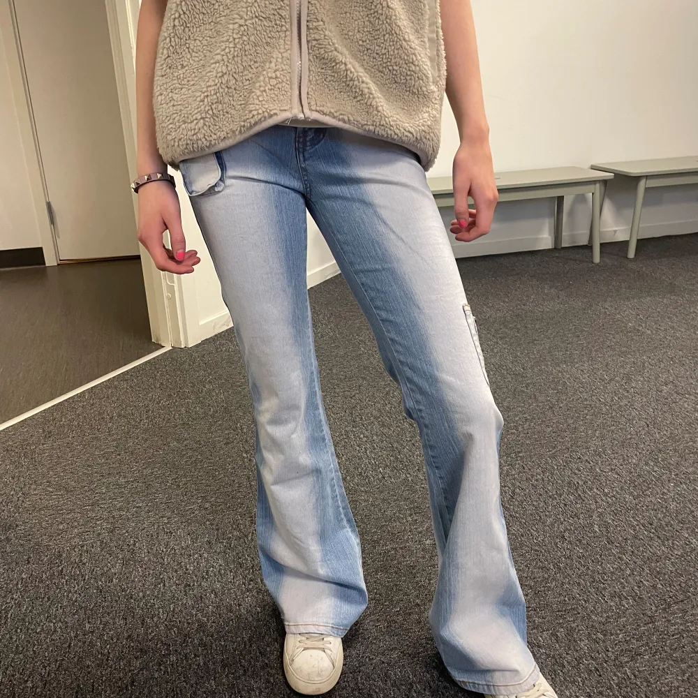 Ett par super coola jeans ifrån U.B.S, helt nya med lappar kvar i en super fin ljusblå färg och unika detaljer!. Jeans & Byxor.